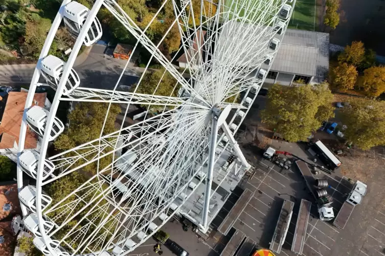 Das Riesenrad wird in nur drei Tagen abgebaut. 