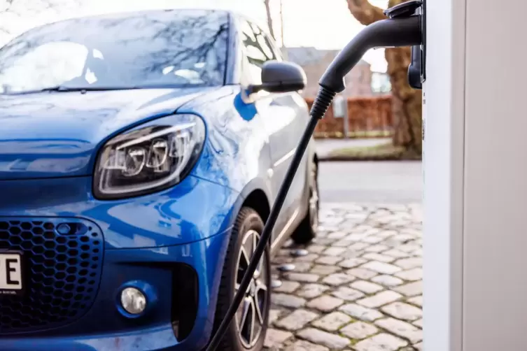  Ladesäule mit Leih-Auto: Dieses Angebot macht ein Unternehmen der Stadt Eisenberg, die dafür aber bezahlen müsste. 