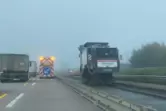 Schwere Maschinen fräsen die Beton-Decke der Fahrbahn ab: Baustelle auf der A6 bei Grünstadt. 