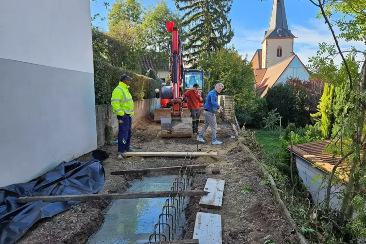 Die Straße Hinter der Kirche in Bissersheim wird saniert. Bürgermeisterin Kerstin Ort-Bausbacher (rechts) schaut es sich an.