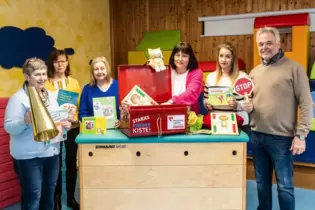 Erzieherinnen der Steinborner Kita »Haus für Kinder« um Leiterin Sandra Brügging (rosa Jacke) und Stadtbürgermeister Peter Funck