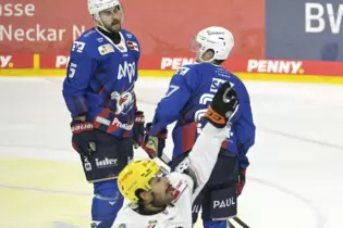 Ratlose Adler, froher Frankfurter: Cameron Brace feiert das 1:0.