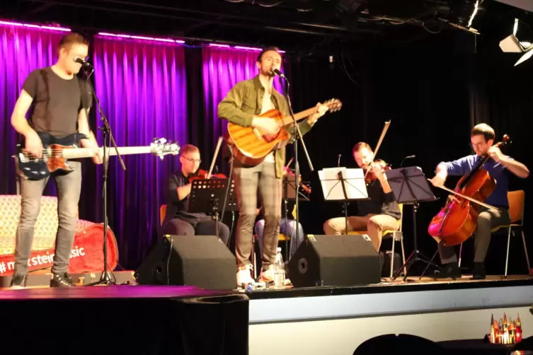 Max Stein (Mitte) lässt sich in Bolanden von Band und Streichern begleiten.