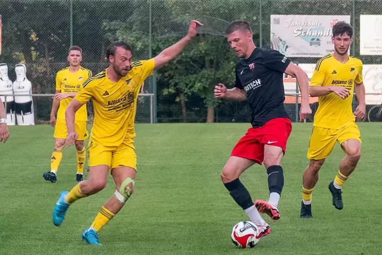 David Höft (Mitte), hier im Spiel gegen Dudenhofen, traf zwar zum 2:2 für Steinwenden, am Ende verlor sein Team aber mit 2:4 in 