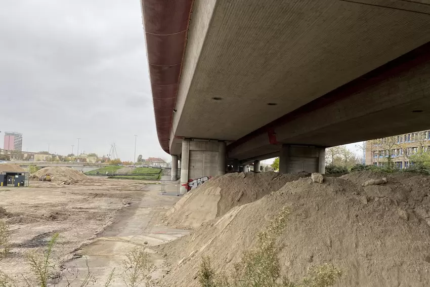 Erdaushub wird unter der Hochstraße Nord zwischengelagert.