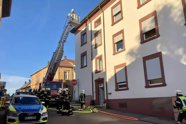 An der Ecke Kaiser- und Kirchbergstraße brannte es in einem Keller. Die Feuerwehr suchte per Drehleiter nach Bewohnern in den ob