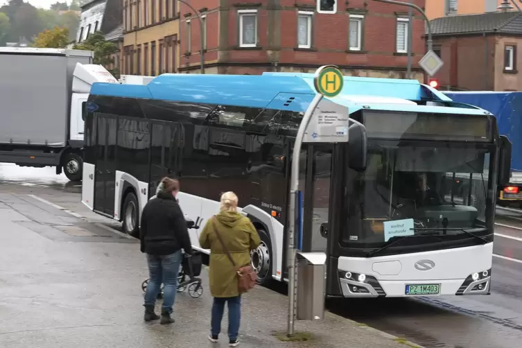 Alles einsteigen. Die Pirmasenser Verkehrsbetriebe testen derzeit den E-Bus eines polnischen Anbieters. Das Fahrzeug sei zwar sc