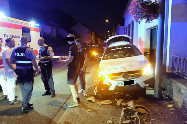 Ein mit vier Franzosen besetzter Mercedes rammte am Ortsausgang einen BMW und riss eine Stahlbetontreppe ab.