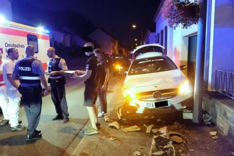 Ein mit vier Franzosen besetzter Mercedes rammte am Ortsausgang einen BMW und riss eine Stahlbetontreppe ab.