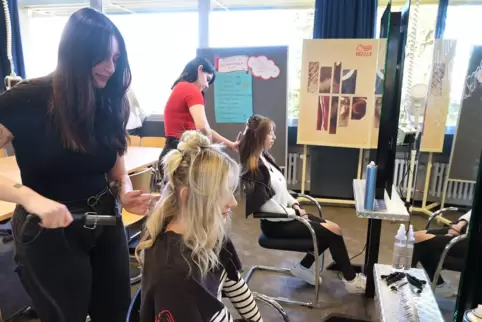  Sara Hodaj (vorne links) und Paula Schneider sowie hinten Angelina Batton (stehend) und Selina Schäfer testen die mobilen Frise