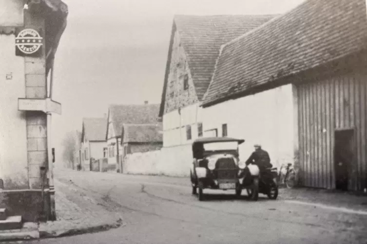 Auf diesem Bild – allerdings „schon“ aus dem Jahr 1925, begegnen sich ein Auto und ein Motorrad an der Ecke Mannheimer Straße un