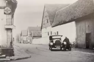 Auf diesem Bild – allerdings »schon« aus dem Jahr 1925, begegnen sich ein Auto und ein Motorrad an der Ecke Mannheimer Straße un