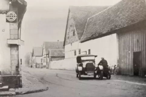 Auf diesem Bild – allerdings „schon“ aus dem Jahr 1925, begegnen sich ein Auto und ein Motorrad an der Ecke Mannheimer Straße un