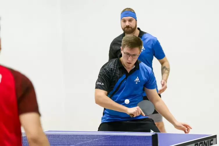 Jonas Helfrich (vorne) und Peter Lenhard stehen für den TTC Hettenhausen II im Spiel gegen VT Contwig III im Doppel an der Platt