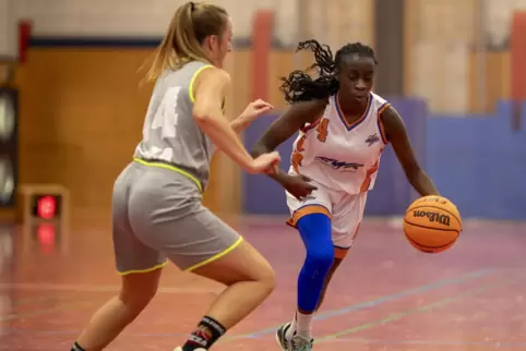 Die 16-jährige Jasmine Obeng (rechts) von den Thunderbolts zeigte eine starke Leistung im Pokalspiel gegen Bad Bergzabern.