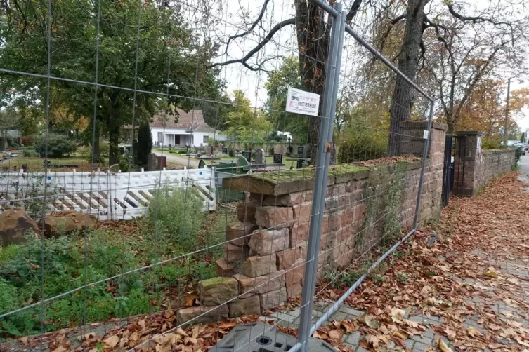 Ein Teil der Friedhofsmauer musste vor Jahren aus Stabilitätsgründen abgebaut werden. Zwar hat eine Firma ein Fundament für das 