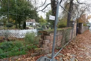 Ein Teil der Friedhofsmauer musste vor Jahren aus Stabilitätsgründen abgebaut werden. Zwar hat eine Firma ein Fundament für das