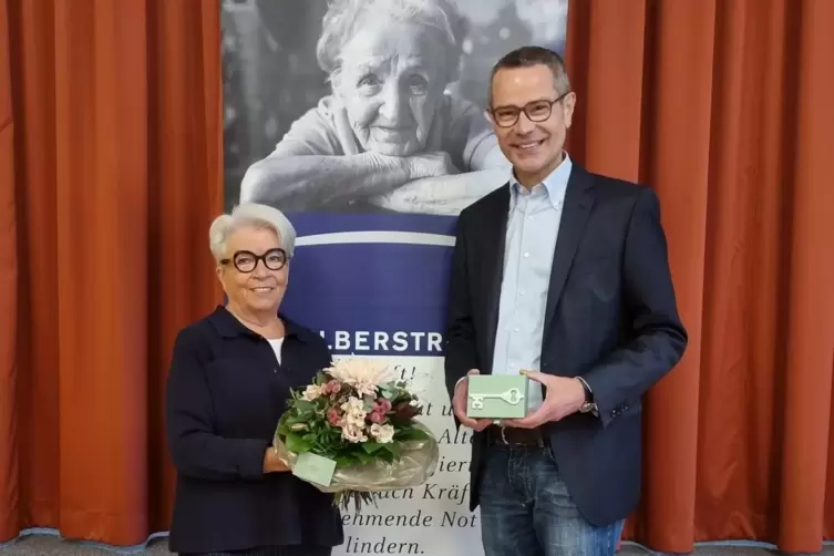 Das Staffelholz ist übergeben: Maximilian Ingenthron folgt auf Christine Baumann. 