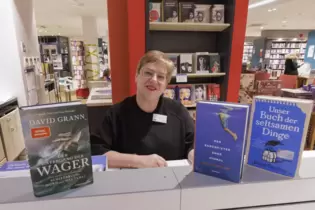 Petra Dressing von der Buchhandlung Thalia zeigt Empfehlungen von der Buchmesse.