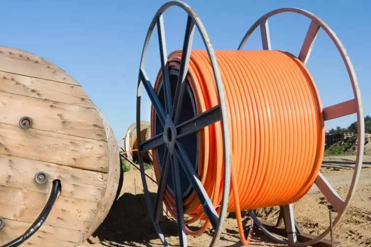 Glasfaserkabel auf einer Baustelle: Die Stadtwerke haben bereits in Speyer Glasfaser verlegt. 