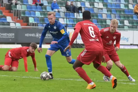 Spielte als kleiner Junge beim SC Idar-Oberstein: FKP-Mittelfeldmann Thomas Selensky (in Blau), hier beim Oberligaspiel gegen di