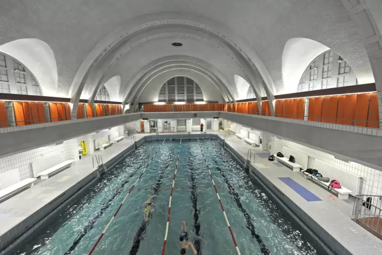 Zehntausende Menschen haben im Herschelbad das Schwimmen gelernt.