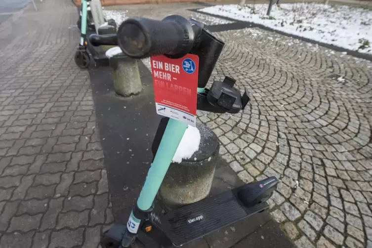 Schnappschuss am Pfalztheater: Ein Hinweisschild am Lenker dieses E-Scooters macht darauf aufmerksam, dass bei „Alkohol am Lenke