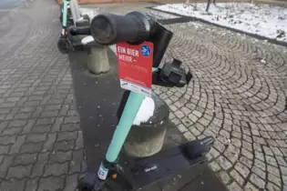 Schnappschuss am Pfalztheater: Ein Hinweisschild am Lenker dieses E-Scooters macht darauf aufmerksam, dass bei "Alkohol am Lenke