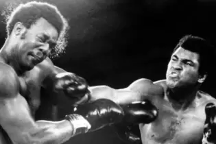 Kaum einer hatte damit gerechnet: Muhammad Ali (rechts) besiegte Weltmeister George Foreman.