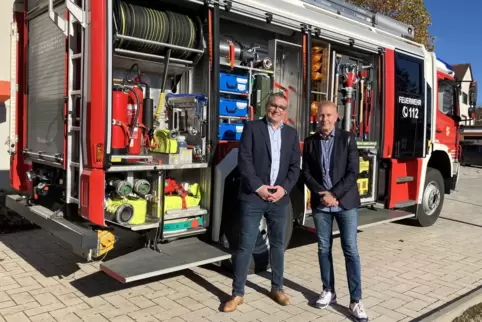 Björn Bernhard, Bürgermeister der Verbandsgemeinde Zweibrücken-Land, und Schulleiter Thomas Höchst (rechts) freuen sich, dass di