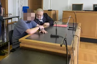 Mit seinem Anwalt Sven Zill: der 38-Jährige, der seine Ex-Partnerin in Kirchheim fast erwürgt haben soll.