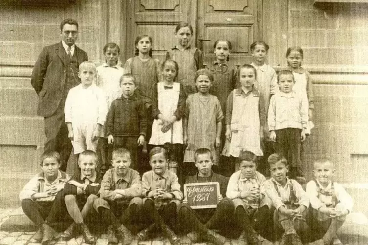 Der Lehrer Wilhelm Emrich, hier im Jahr 1929 mit seiner Schulklasse, leitete einst den Elmsteiner Kirchenchor. Dessen Geschichte