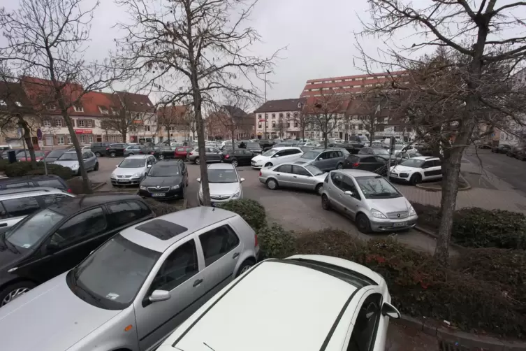 Bei Autofahrern, die mal schnell in die Landauer Innenstadt möchten und einen Parkplatz benötigen: der Parkplatz am Weißquartier