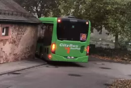 Busse werden stadteinwärts zurzeit über die Rütschhofstraße umgeleitet. Der Kreuzungsbereich zur Kreuzhofstraße ist eng. 