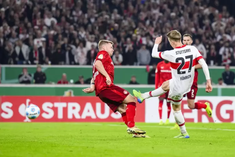 Chris Führich (rechts) trifft zum 2:1 für den VfB. Jean Zimmer (links) kommt zu spät.