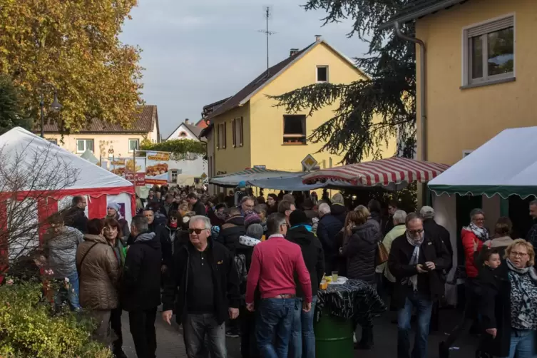 Dicht gedrängt präsentieren sich die Straßen beim Martinsmarkt. 