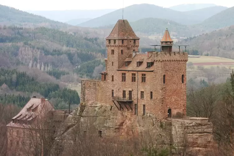 Eine Burgbewohnerin hat sich ins Flammenmeer gestürzt. Noch heute soll ihr Geist auf der Burg Berwartstein sein Unwesen treiben.