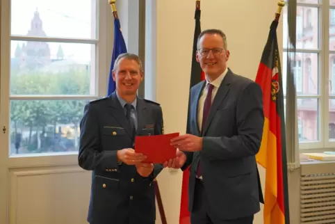  Innenminister Michael Ebling (rechts) übergibt dem neuen Leiter des Polizeipräsidiums Rheinpfalz, Andreas Sarter, die Ernennung