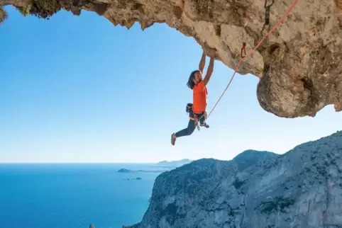 An zwei Fingern im Fels hängend: Alexander Huber auf Sardinien.