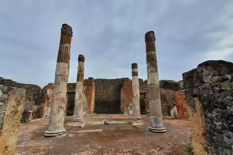 Die Ruinen der antiken Stadt Pompeji lockten schon im 18. Jahrhundert Touristen an. In Habekosts Roman passieren dort geheimnisv