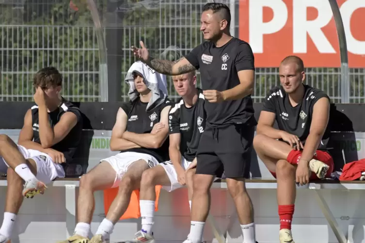 Anweisungen an der Außenlinie: Arminia-Trainer Chris Chorrosch. 