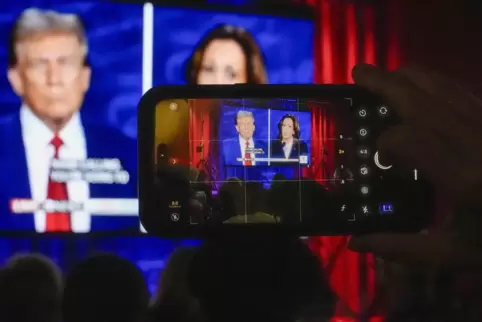 Wer macht bei der US-Wahl das Rennen; Donald Trump oder Kamala Harris, hier bei einer Präsidentschaftsdebatte. 