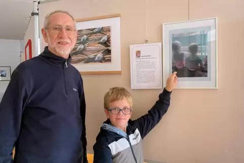 Harthausener unter sich: Nach dem Aufbau der Ausstellung im Bürgerhaus Dudenhofen lässt sich Kurt Keller von Lenny Heinrich dess