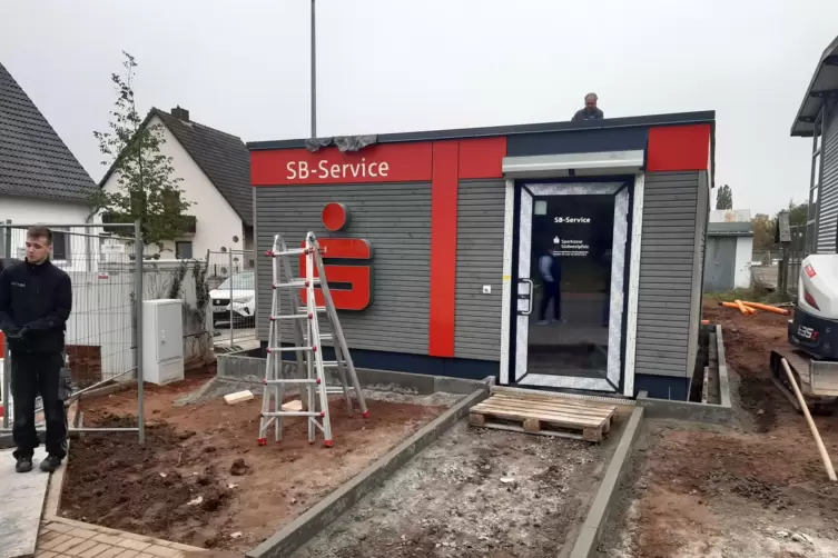 Am neuen SB-Pavillon an der Römerstraße wurde am Mittwoch noch gearbeitet.