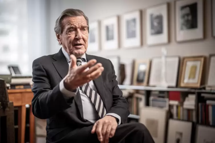 „Nun tut euch doch nicht so schwer mit mir“, mag Gerhard Schröder hier sagen. Aber das haben wir ihm in den Mund gelegt.