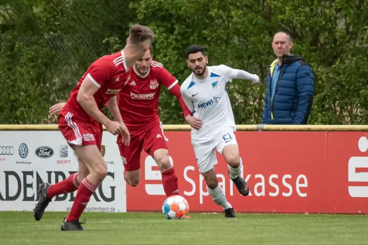 Yusuf Günay (weiß) in einem Spiel für seinen ehemaligen Verein. Der 24-Jährige hat in Billigheim eine neue Herausforderung angen