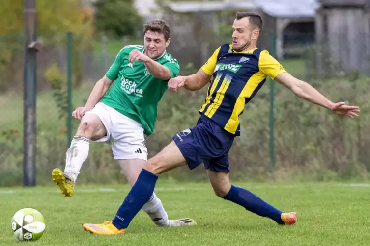 Einen kräftigen Dämpfer musste die SG Rockenhausen/Dörnbach, hier Stürmer Fabian Schmitt (rechts) im Spiel gegen Trippstadt, zul