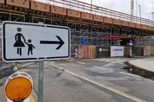 Fußgänger und Radfahrer können die Baustelle weiter passieren.