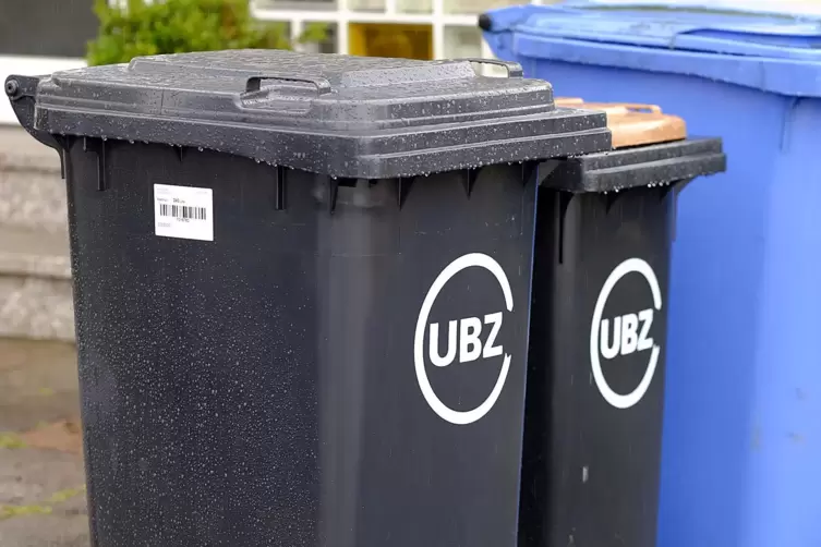 Die Mülltonnen stehen weiteŕ vorm Friedhof.