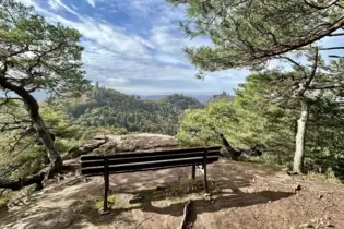 Grandioses Panorama: Der Slevogtfelsen auf dem Föhrlenberg trägt nicht von ungefähr den Namen des deutschen Impressionisten.